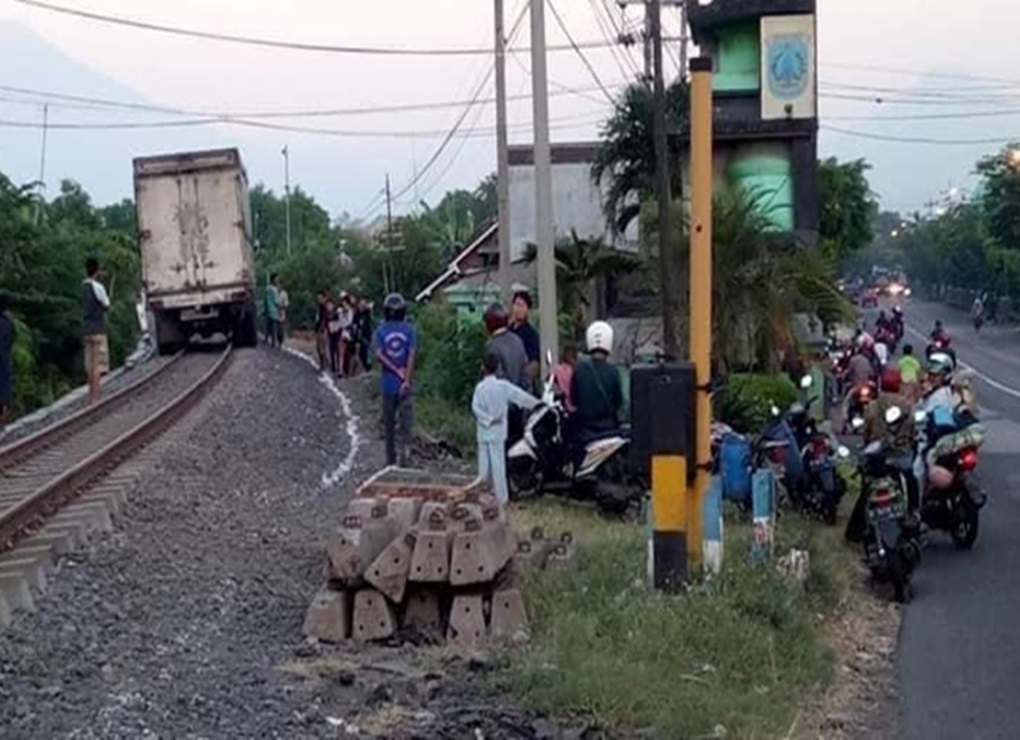 Ada Truk Berjalan di Rel Kereta