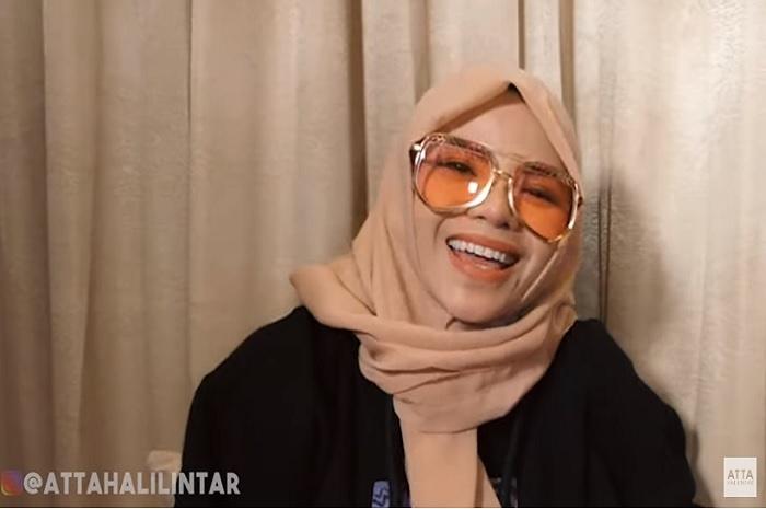 Dinar Candy tampil dalam balutan hijab