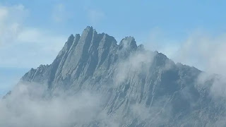 Salju di Puncak Jaya Papua yang Tak Lagi Abadi menyusut dalam tempo