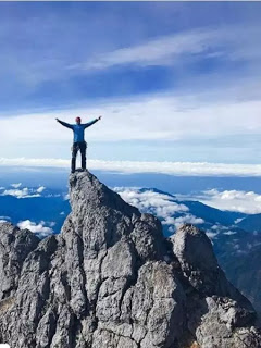 Salju di Puncak Jaya Papua yang Tak Lagi Abadi menyusut dalam tempo