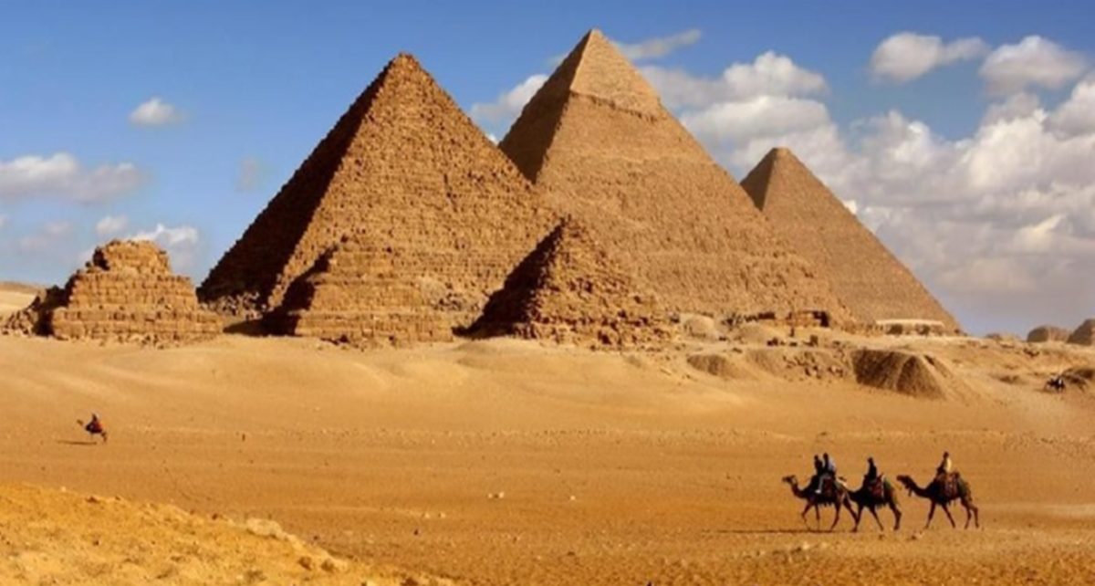 Sambut Turis Kembali Piramida Mesir Dibersihkan