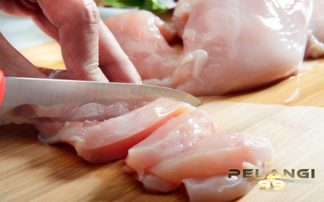 4 Penyakit Akibat Makan Daging Ayam Belum Matang