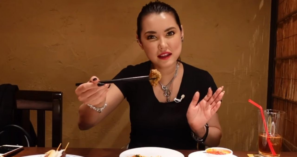 Mantan Bintang Filim Dewasa Maria Ozawa Mampir Ke Restoran