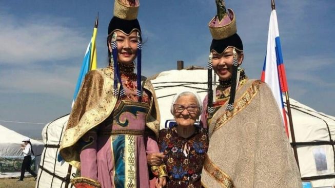 kisah nenek berusia 91 tahun keliling dunia