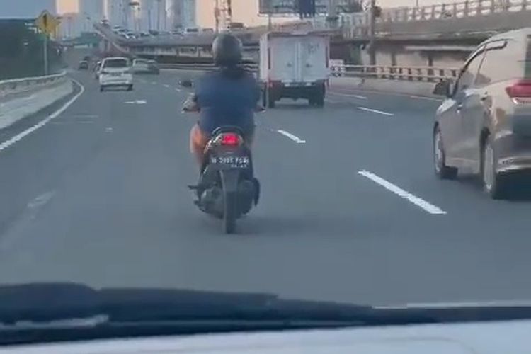 Pemotor Emak emak Masuk Jalan Tol