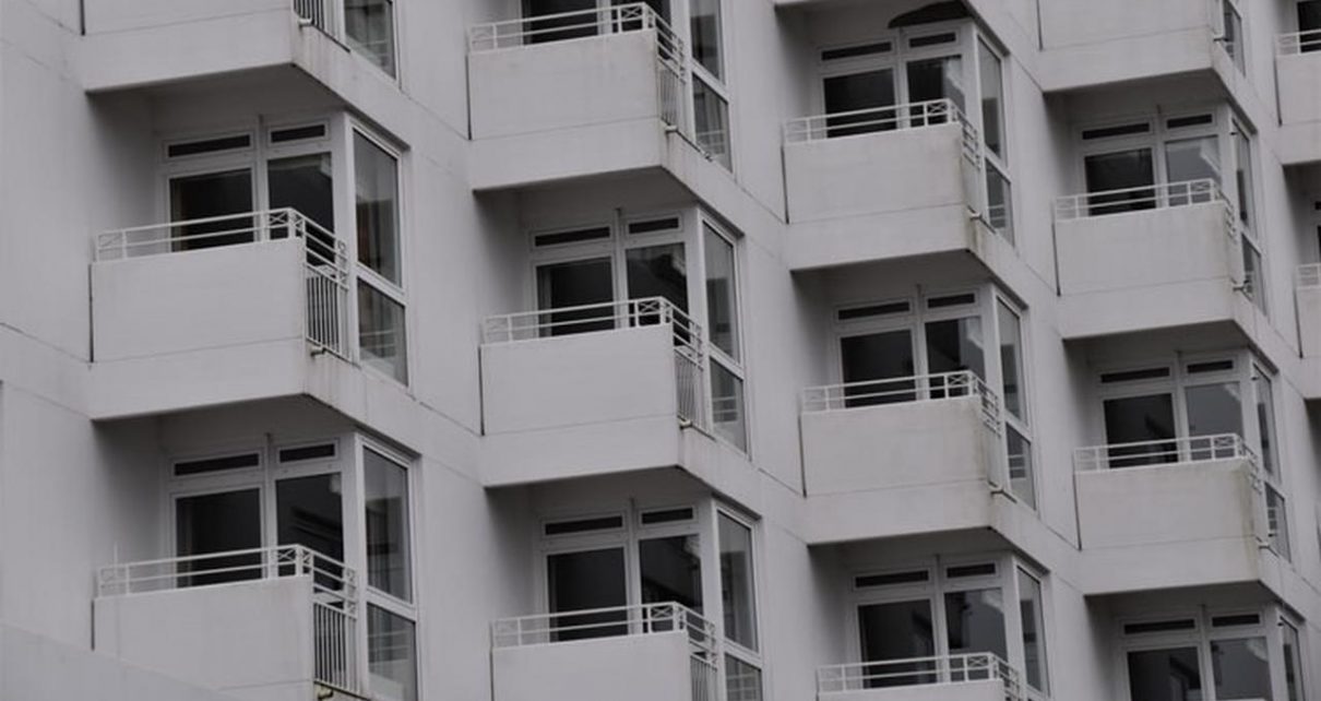 Sekeluarga Tidur di Balkon Apartemen Karena Terror Hantu